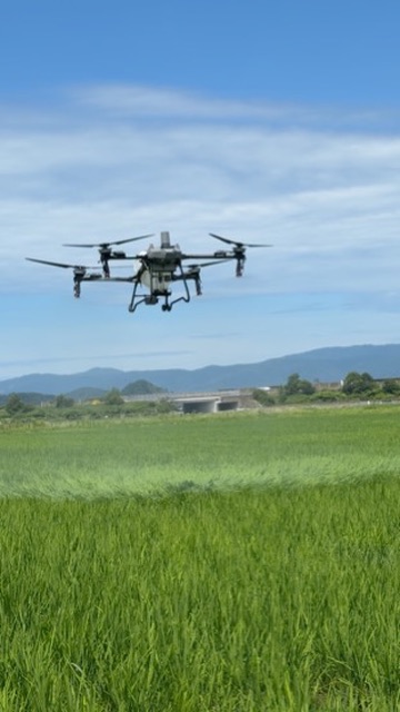広い圃場の作業負担を、大型ドローンで軽減